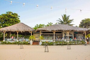 2 restaurantes; se sirven comidas y cenas