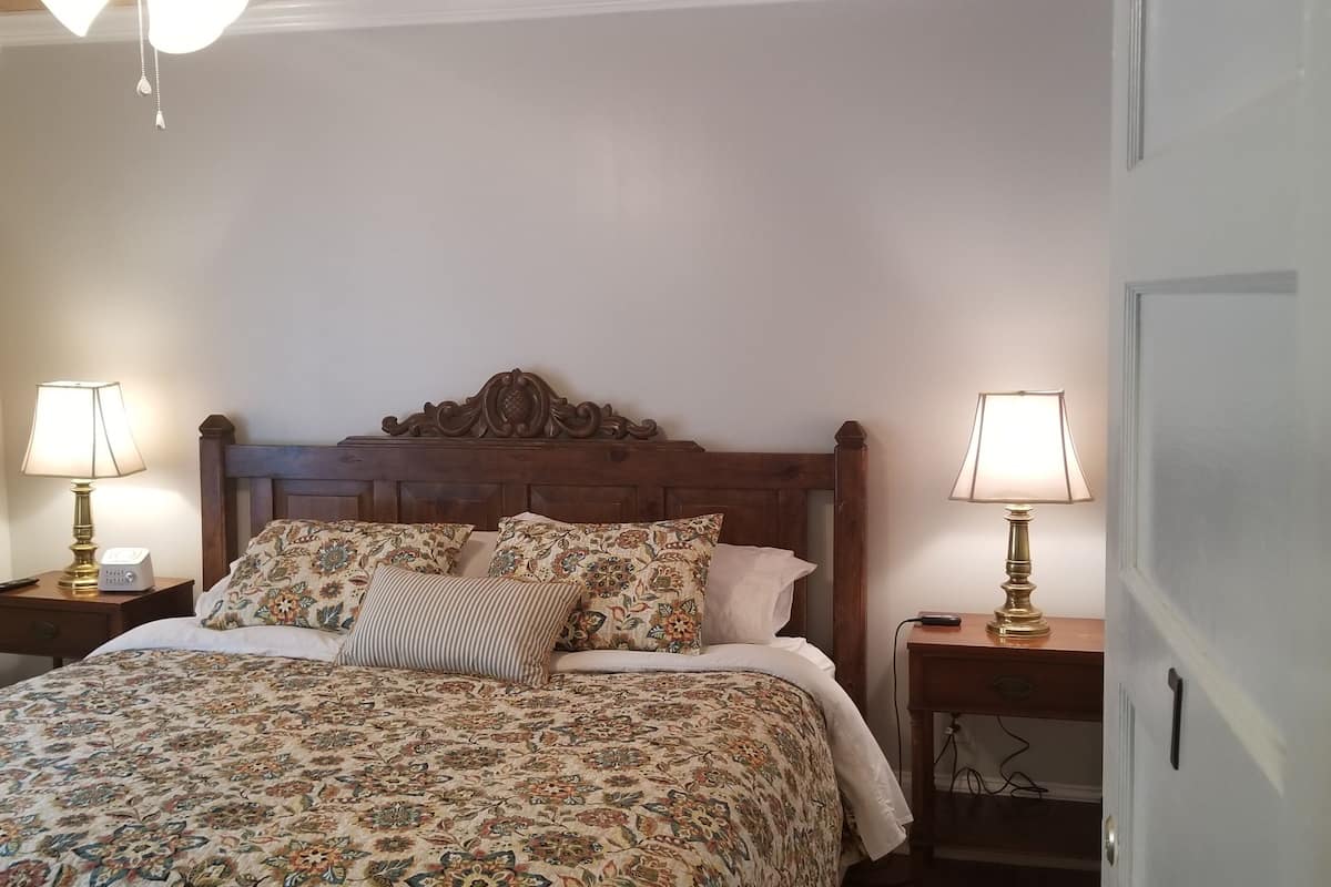 Traditional Room, 1 King Bed, Non Smoking, Fireplace | 1 bedroom, Egyptian cotton sheets, premium bedding