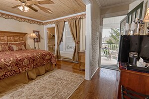 Romantische Studiosuite, 1 King-Bett, Whirlpool, Flussblick | Bettwäsche aus ägyptischer Baumwolle, hochwertige Bettwaren