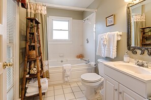 A bathroom with a bathtub, toilet, and sink. - Broad River Inn (Chimney Rock)