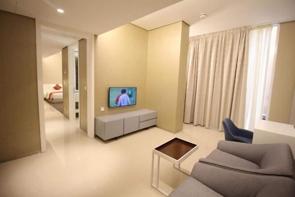 Frigobar, cofres nos quartos, escrivaninha, quartos à prova de som