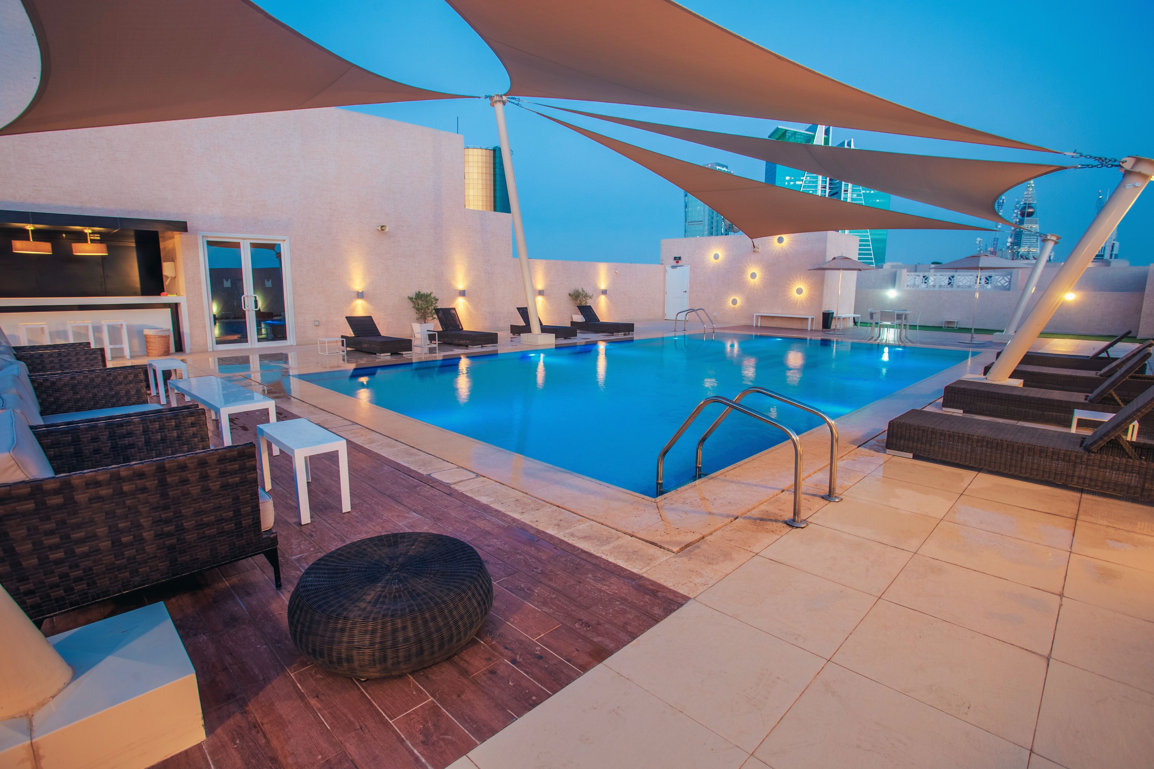 Inomhuspool och utomhuspool