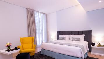 Minibar, värdeförvaringsskåp på rummet, skrivbord och ljudisolering