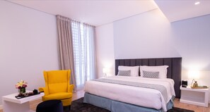 Minibar, safe på rommet, skrivebord og lydisolert