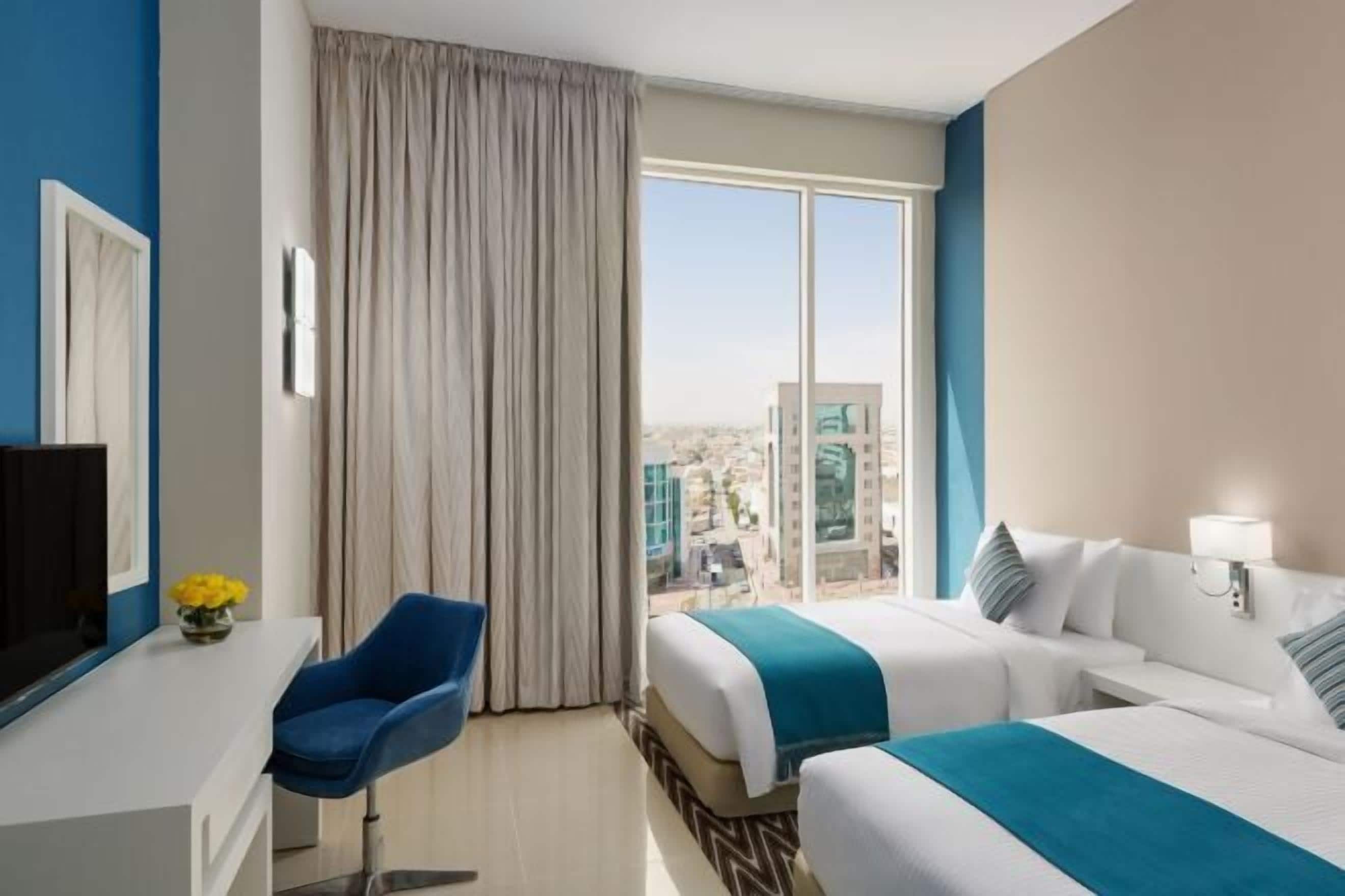 Een minibar, een kluis op de kamer, een bureau, geluiddichte muren