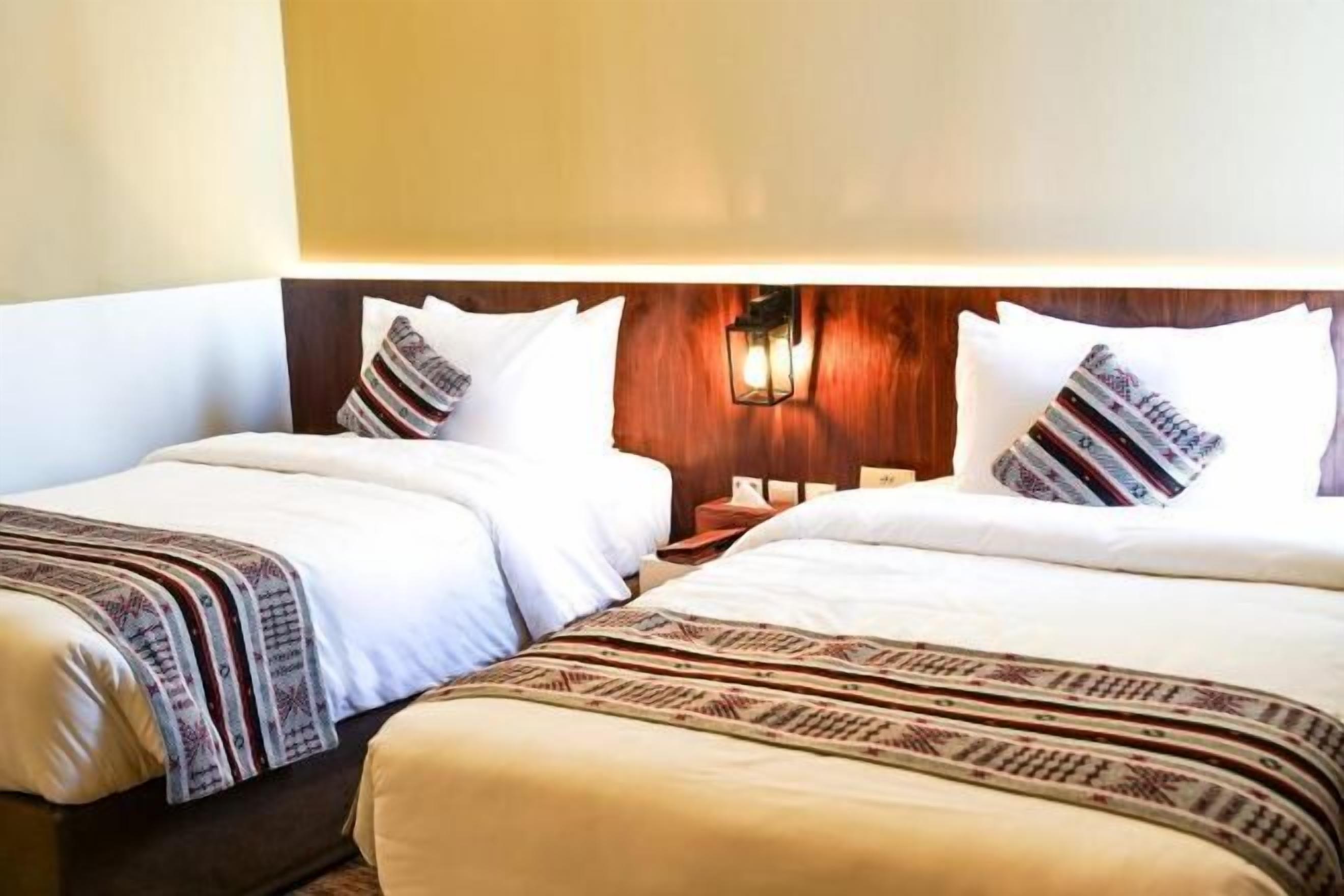 Een minibar, een kluis op de kamer, een bureau, geluiddichte muren