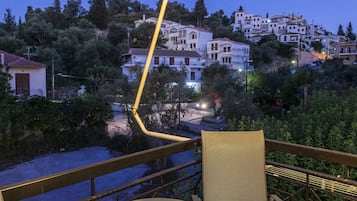 Standaard driepersoonskamer, balkon, uitzicht op heuvels (8) | Balkon