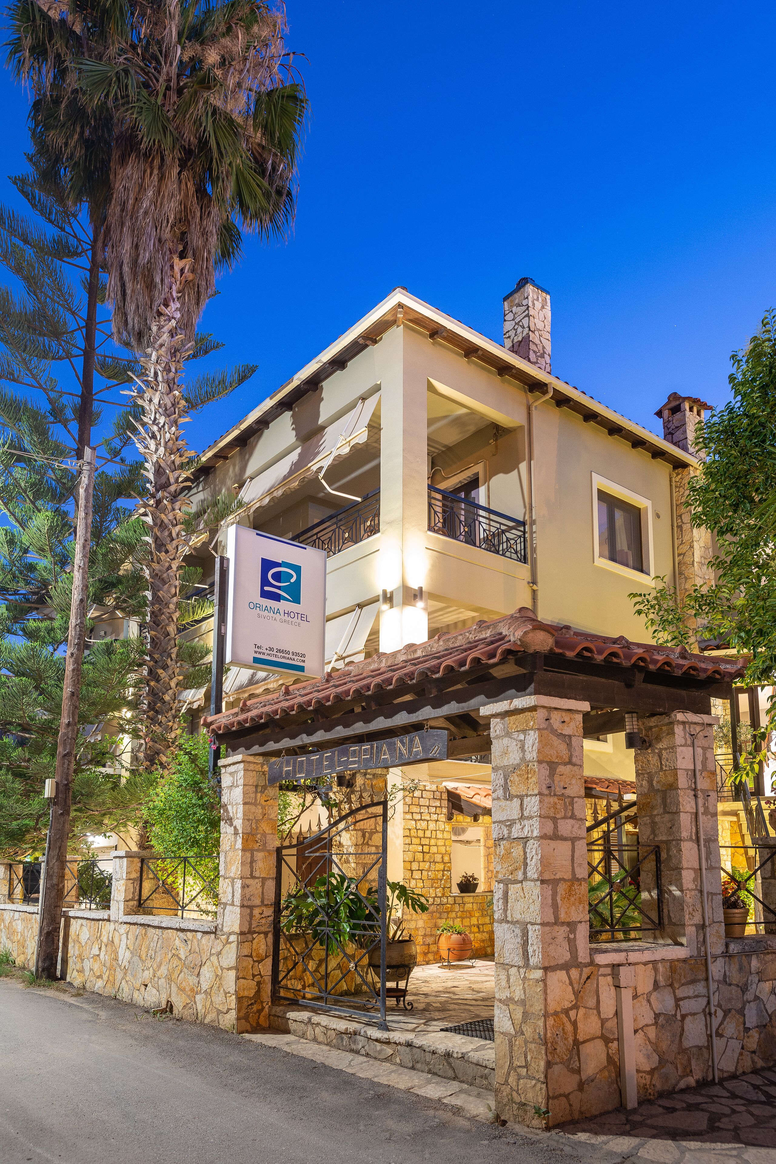 Un hotel con fachada de piedra, un balcón y un cartel que indica que es el Hotel Oriana.