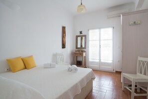 Villa, 3 Bedrooms, Private Pool, Sea View (Daphne) | Egyptian cotton sheets, premium bedding, in-room safe - Theros Houses (Santorini)