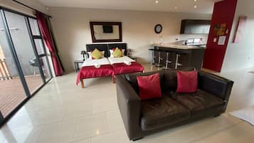 低刺激性寝具、客室ごとに異なる装飾、客室ごとに異なるインテリア、デスク