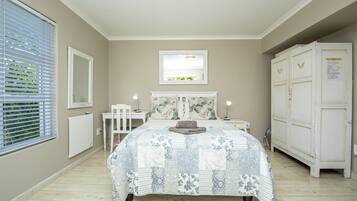 Double Room Cottage | In-room safe, soundproofing, iron/ironing board, free WiFi