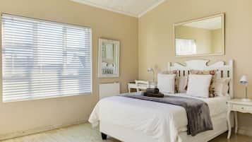 Family Cottage | In-room safe, soundproofing, iron/ironing board, free WiFi