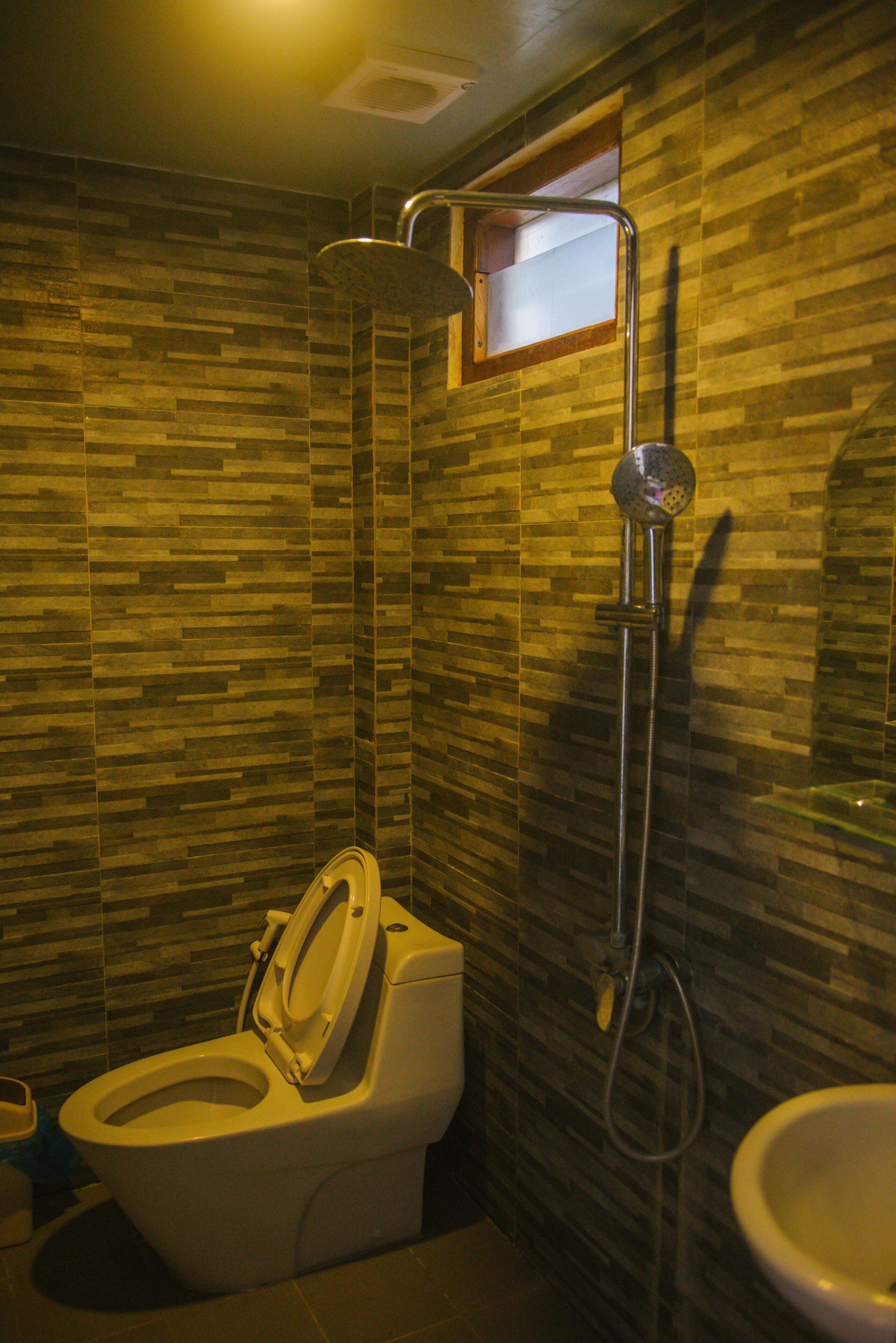 economy rooms | bathroom | shower, rainfall showerhead, free toiletries, hair dryer