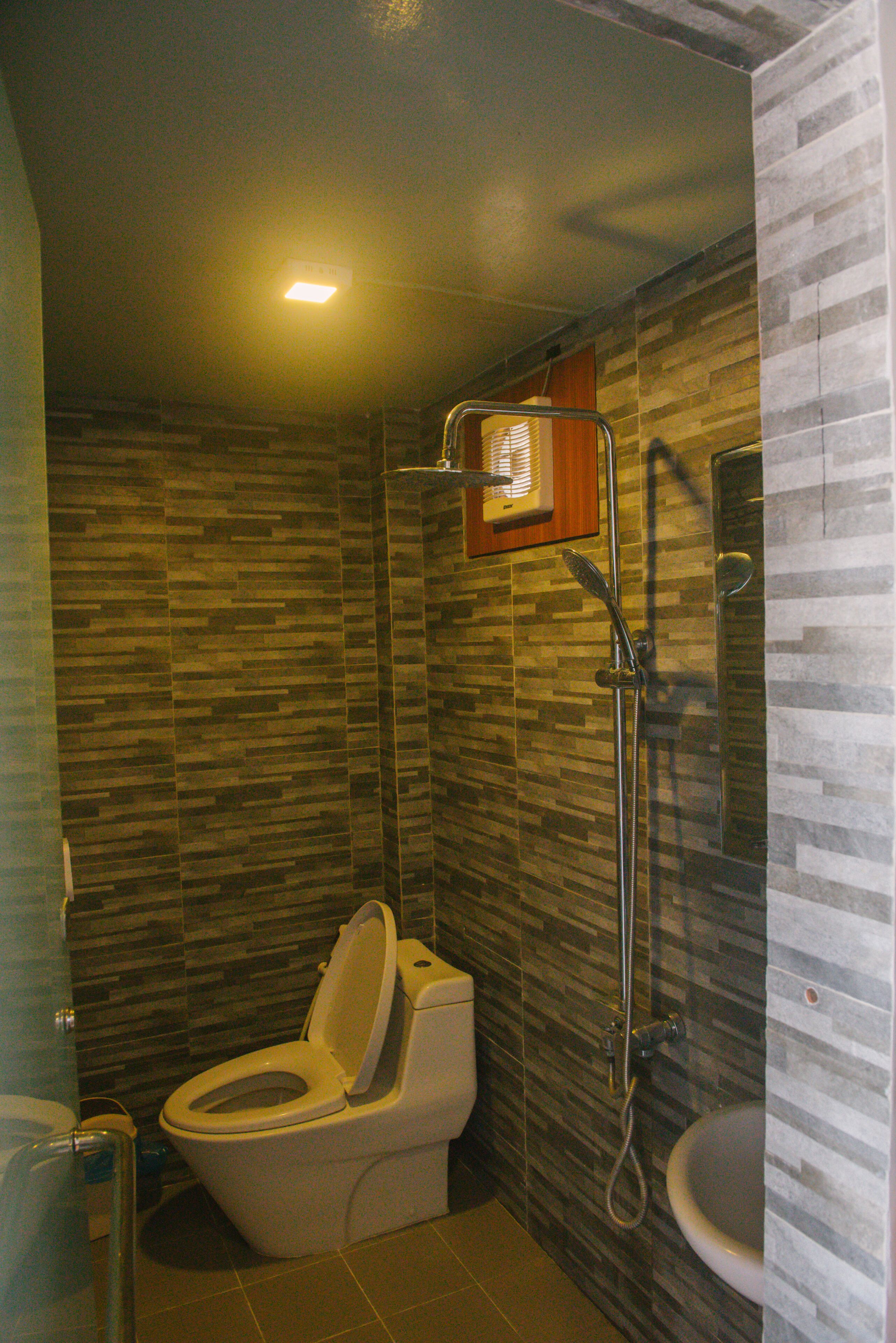 express rooms | bathroom | shower, rainfall showerhead, free toiletries, hair dryer