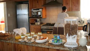 Daily full breakfast (ZAR 200 per person)