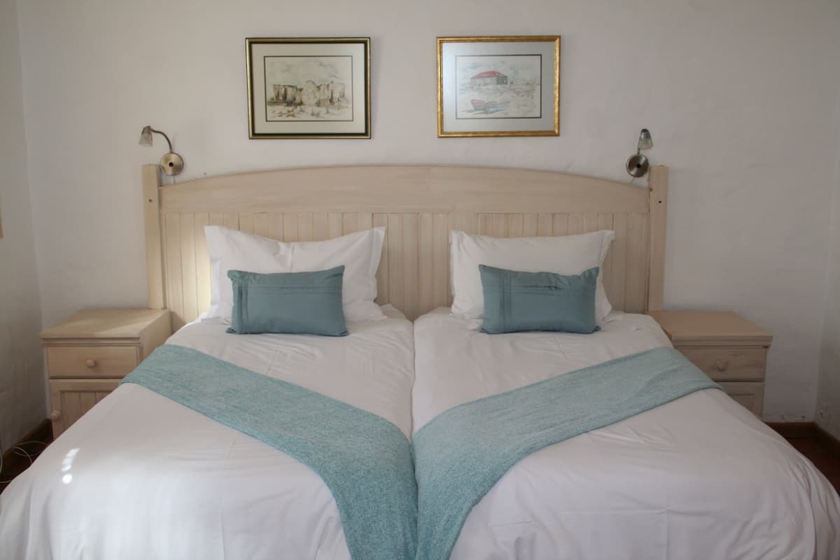 The Villa - Self Catering | 1 slaapkamer, luxe beddengoed, pillowtop-bedden, een kluis op de kamer