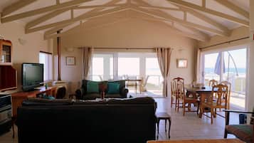 Luxury Penthouse, 1 Bedroom, Sea View | Living room | 65-cm LCD TV with satellite channels, TV, Netflix