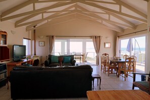 Penthouse Luxe, 1 chambre, vue mer | Salle de séjour