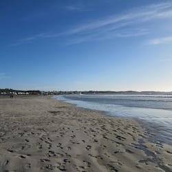 En la playa, playa de arena blanca y toallas de playa