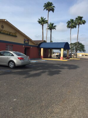 Property entrance - Executive Inn Mercedes (Mercedes)