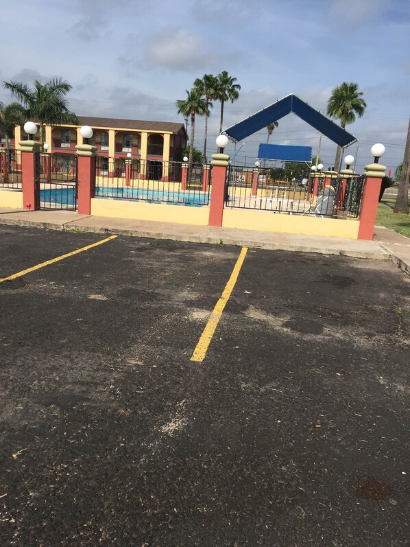 Outdoor pool - Executive Inn Mercedes (Mercedes)