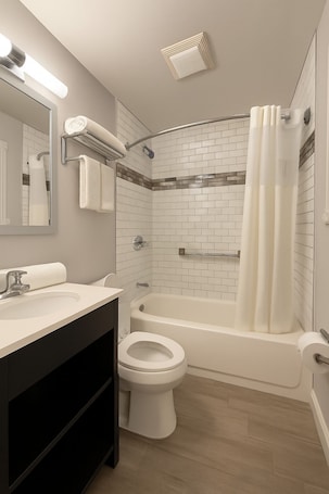 Hair dryer, towels. Heritage Hotel