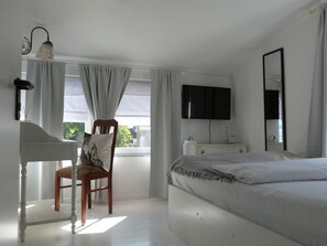 Quarto solteiro standard | Individualmente decorados, individualmente mobiliados, escrivaninha