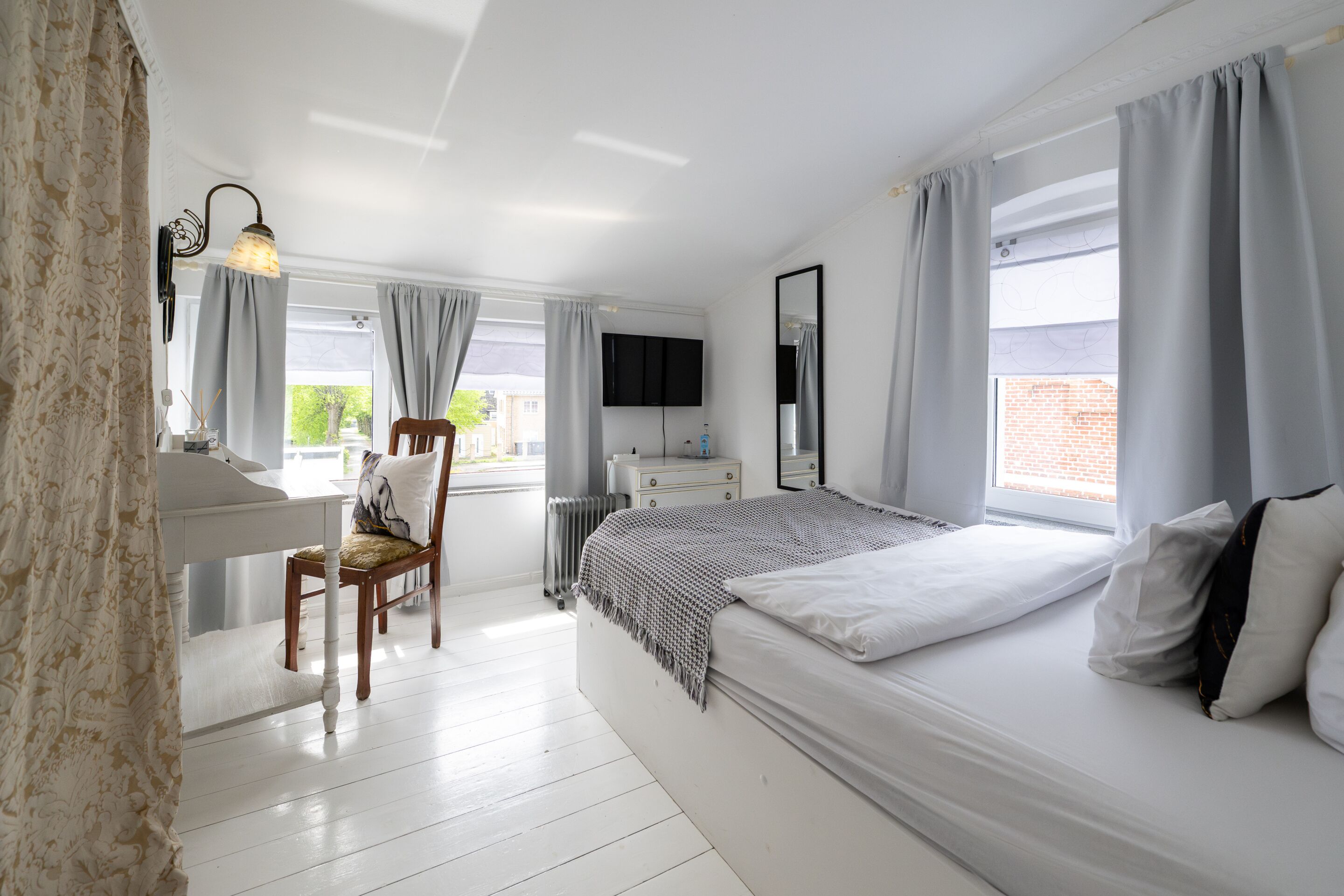 Escritorio, cortinas blackout, wifi gratis y decoración personalizada 