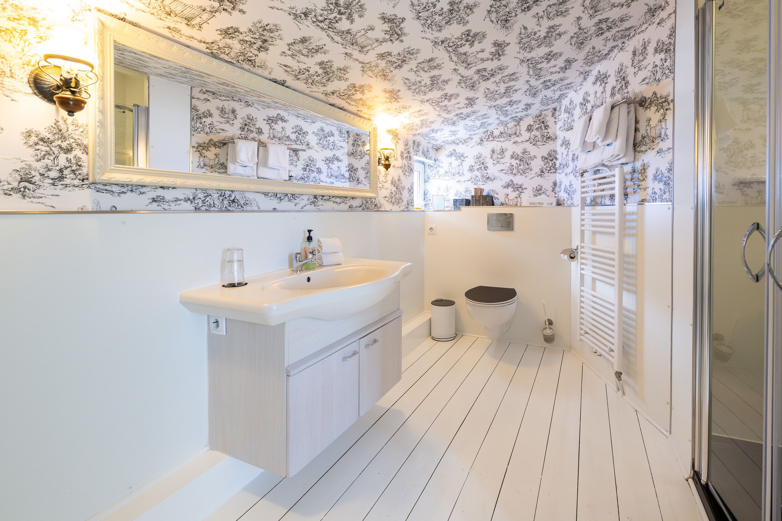 standard double room | bathroom | free toiletries, hair dryer, towels