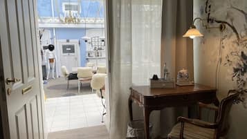 Decoración personalizada, muebles diferentes y escritorio