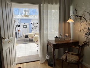 Quarto solteiro standard, no piso térreo | Individualmente decorados, individualmente mobiliados, escrivaninha