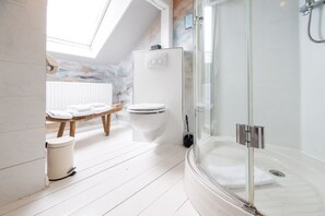 Kahden hengen standard-huone | Kylpyhuone | Ilmaiset hygieniatuotteet, hiustenkuivaaja, pyyhkeet