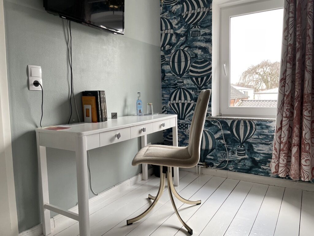 single room for double use | individually decorated, individually furnished, desk, blackout curtains