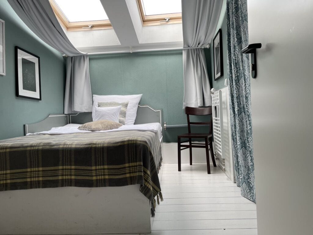 single room for double use | individually decorated, individually furnished, desk, blackout curtains