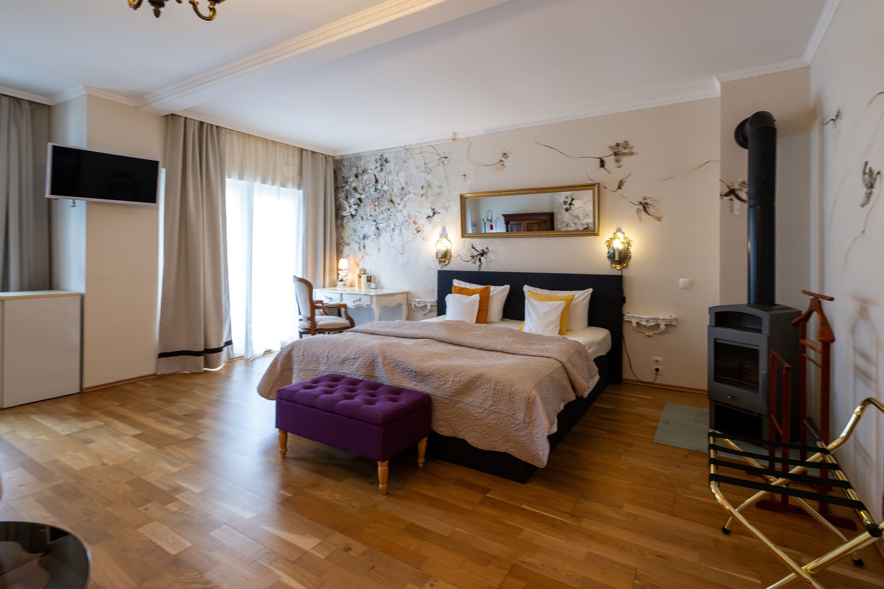 Decoración personalizada, muebles diferentes y escritorio 