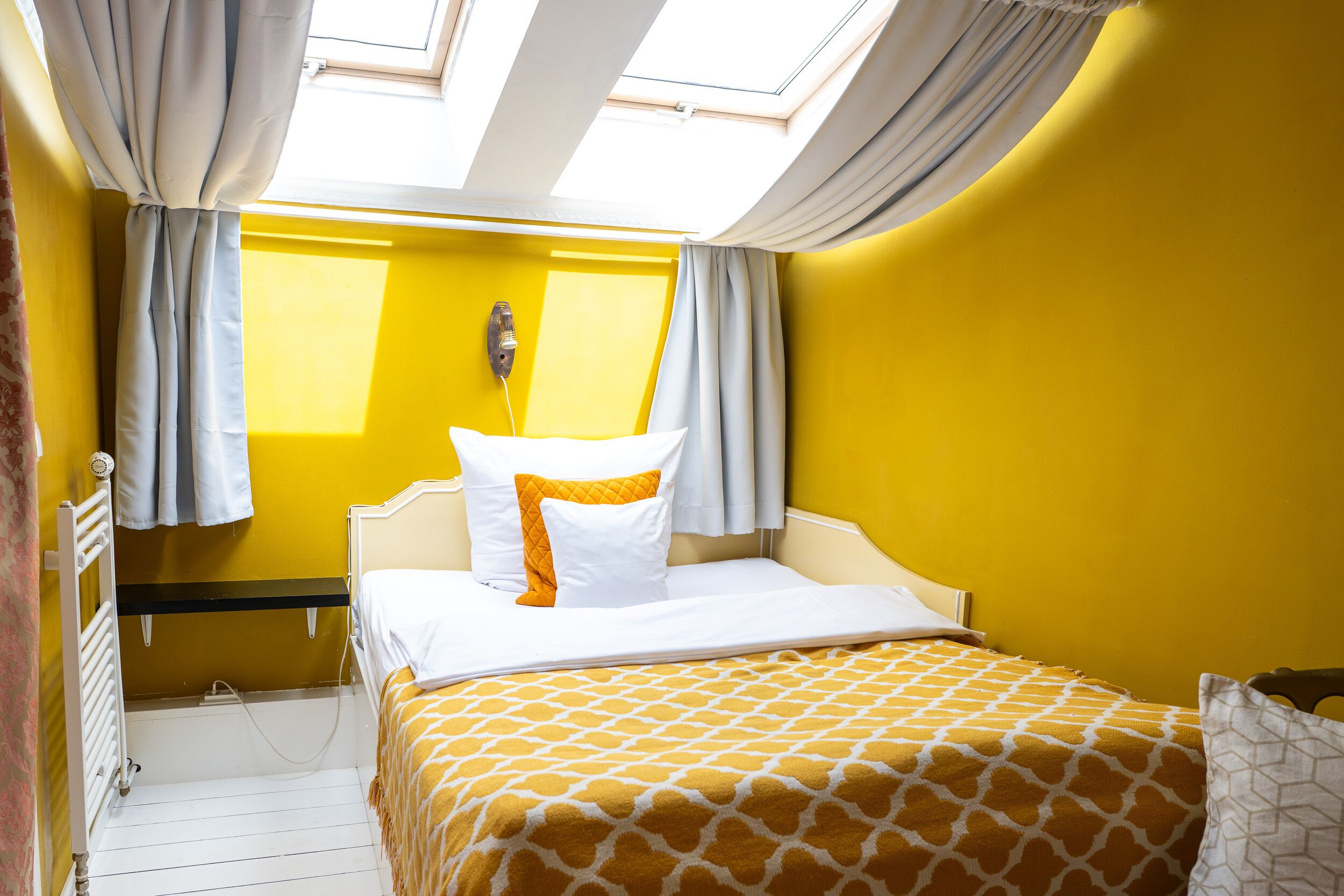 Enkeltrom – standard | Individuelt dekorert, individuelt innredet og skrivebord