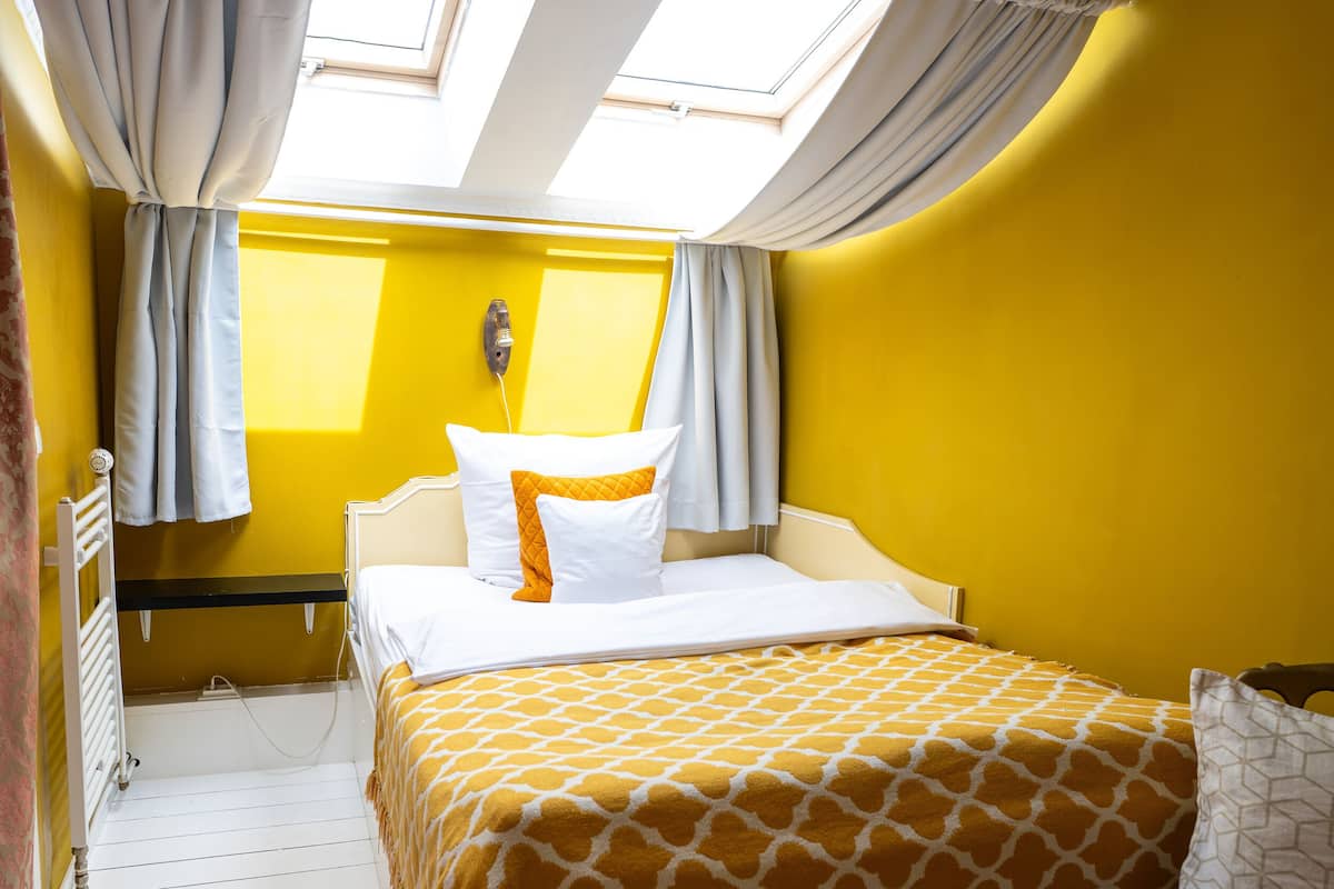 Enkeltrom – standard | Individuelt dekorert, individuelt innredet og skrivebord