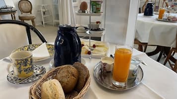 Desayuno buffet diario (EUR 15 por persona)
