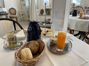 Café da manhã com buffet todos os dias (EUR 15 por pessoa)