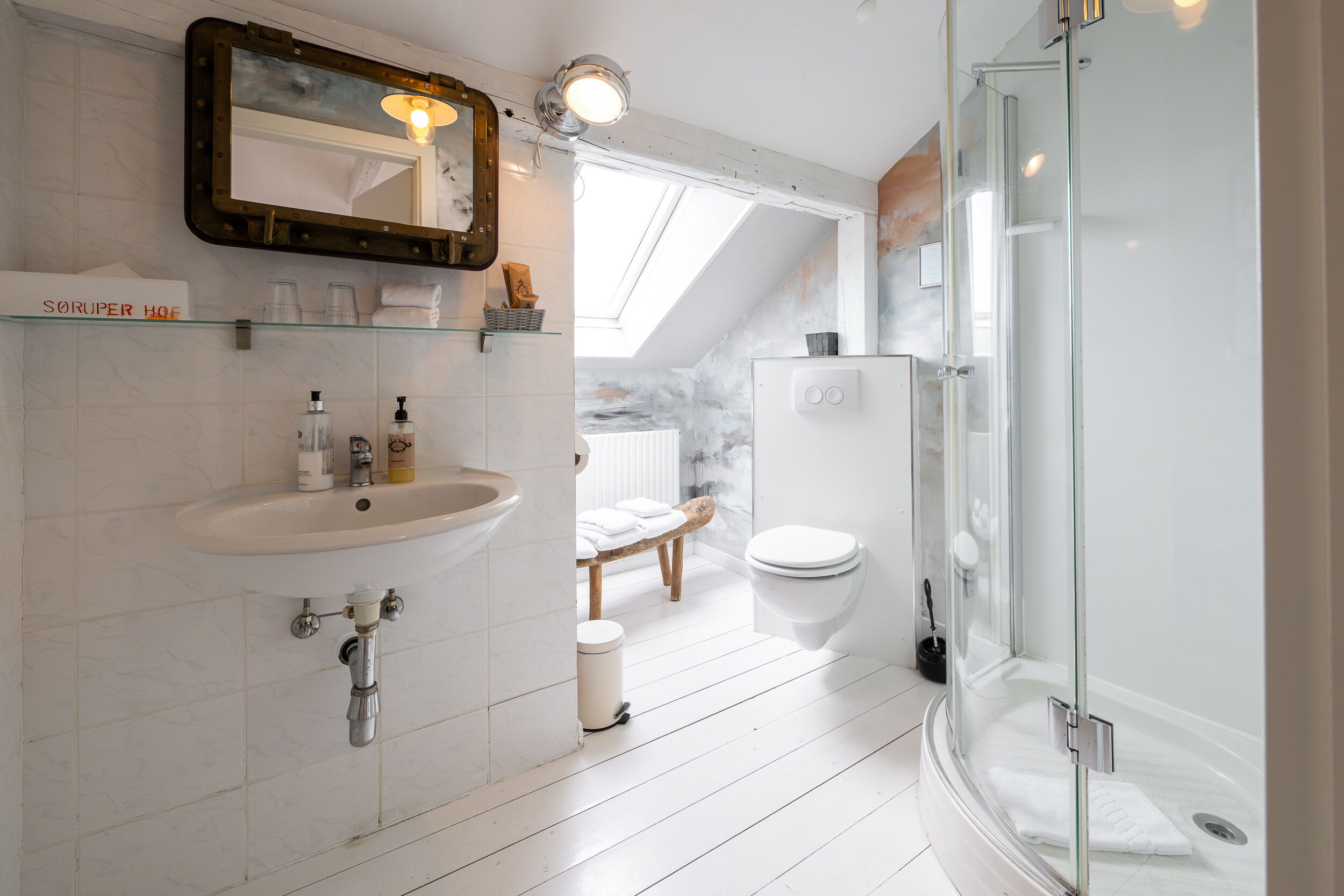 standard double room | bathroom | free toiletries, hair dryer, towels