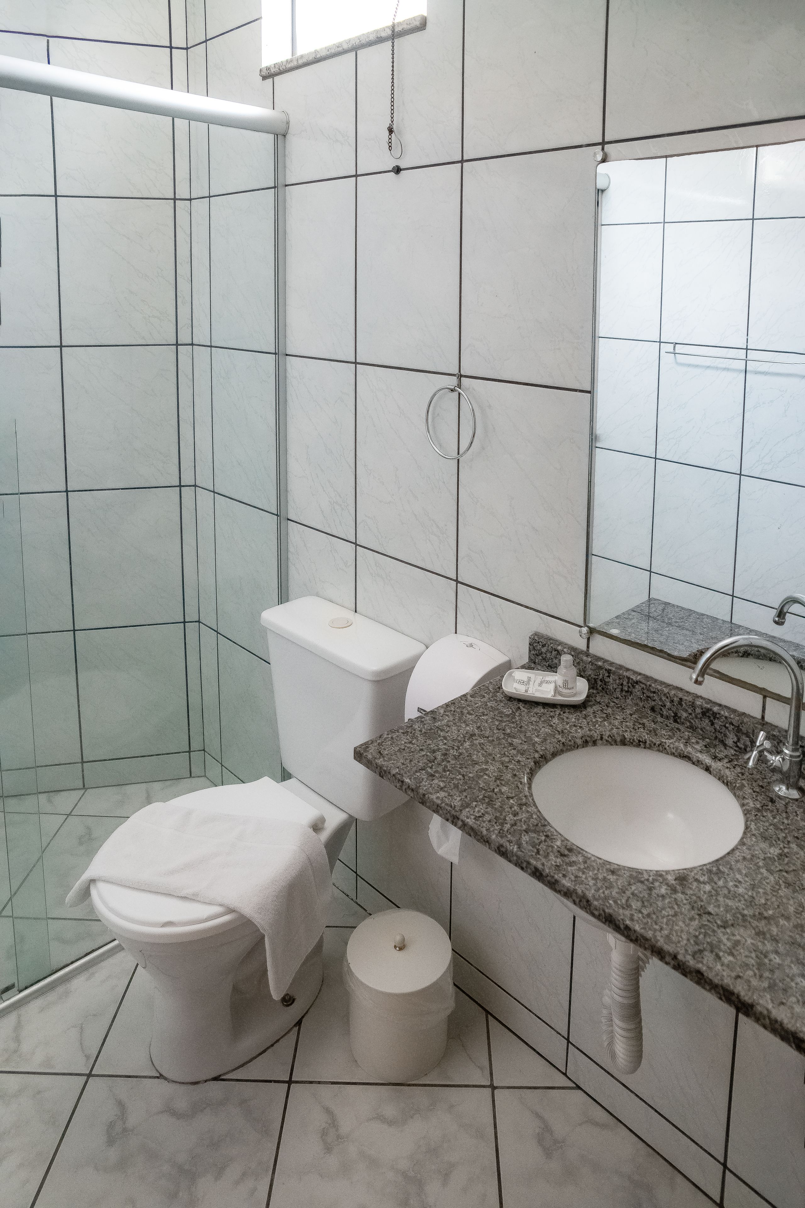 Ducha, artículos de tocador gratuitos, secador de pelo, toallas