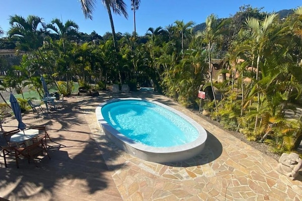 Piscina externa, guarda-sóis, espreguiçadeiras