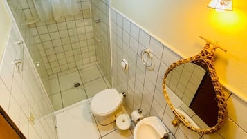 Un baño con ducha, inodoro y lavamanos.
