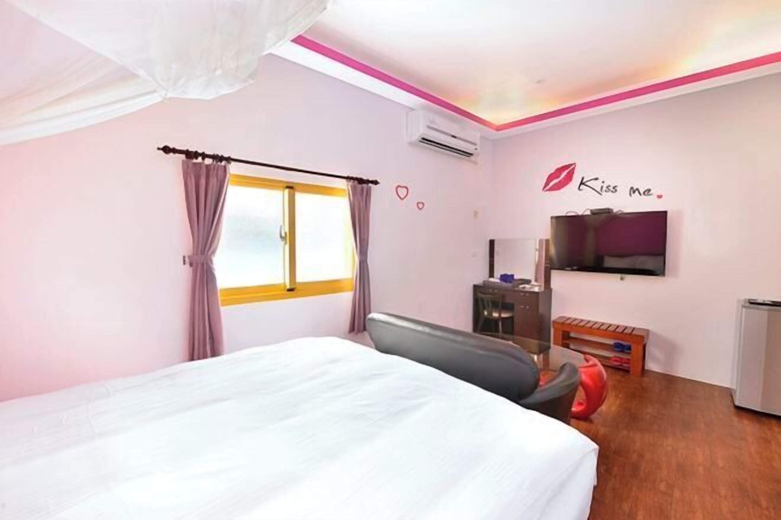 Individually decorated, desk, free WiFi