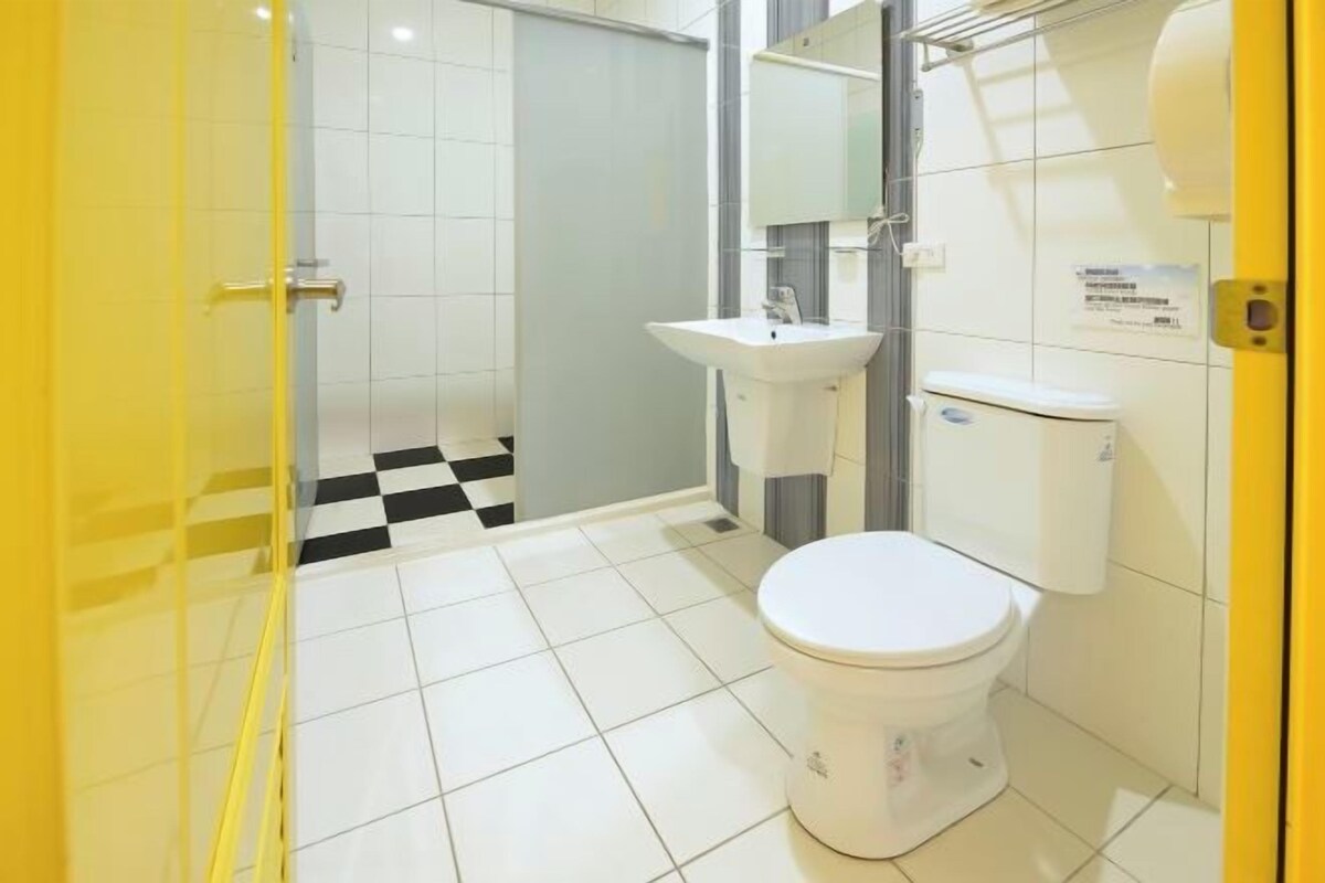 Ein kleines, sauberes Badezimmer mit Toilette, Waschbecken und Dusche.