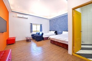 A hotel room with a bed, a desk, a chair, a TV, and a window. - Kstar 888 Bed and Breakfast (Hengchun)