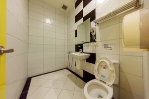 スタンダード 4 人部屋 | バスルーム | シャワー、バスアメニティ (無料)、ヘアドライヤー