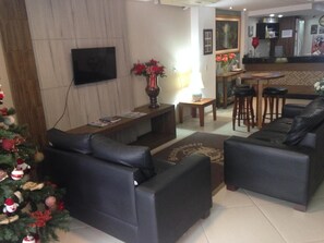 32-tums platt-tv med kabelkanaler och tv