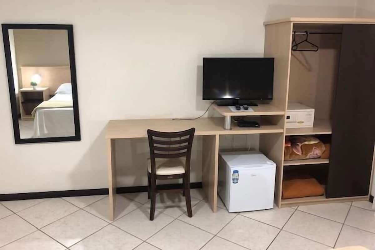 Frigobar, cofres nos quartos, quartos à prova de som, Wi-Fi de cortesia