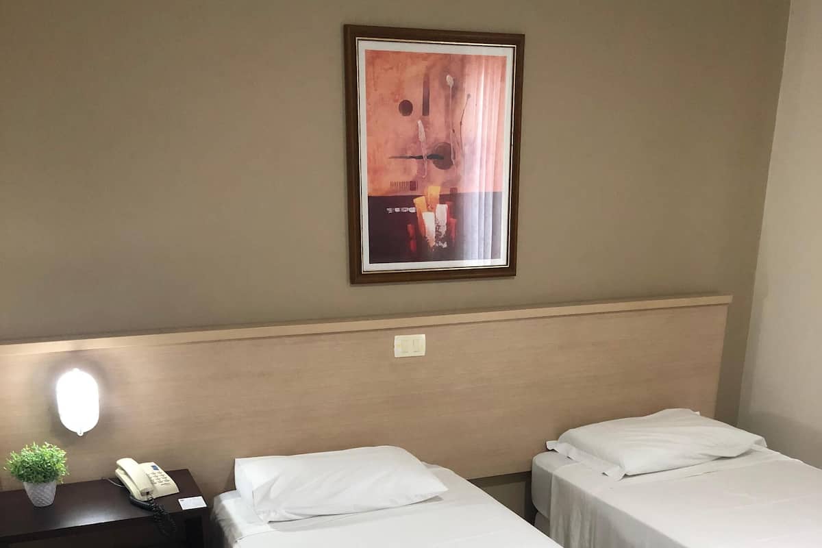 Een minibar, een kluis op de kamer, geluiddichte muren, gratis wifi